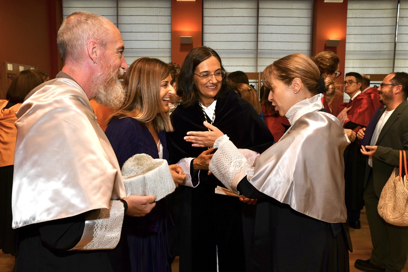 rectora y presidenta con doctores.jpg